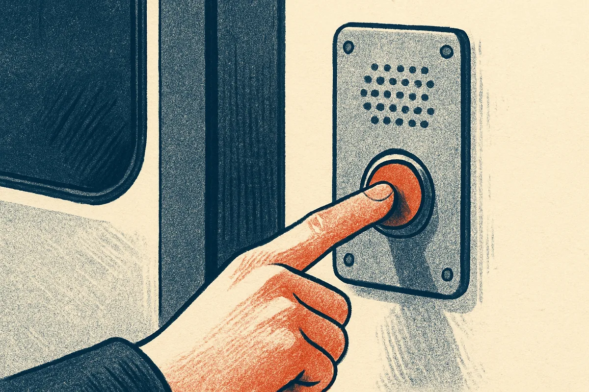 Hand drückt die Taste einer Notrufsprechstelle neben einer Zugtür
